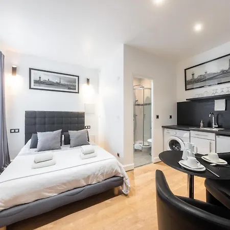 Near Eiffel Tower...cute Little Apartment Paris