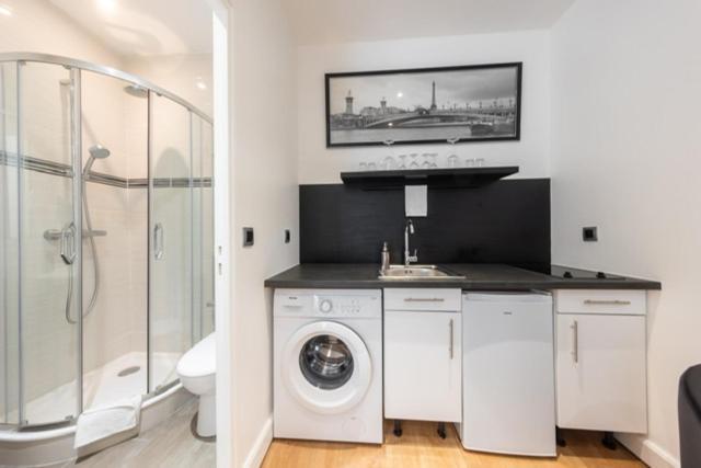 Near Eiffel Tower...cute Little * Paris